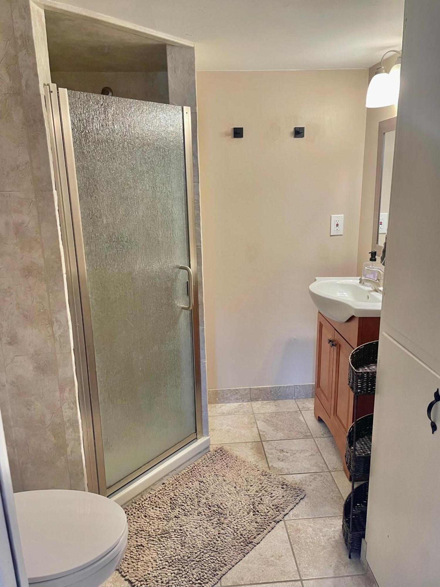 Light Views Getaway Close To Apartment *