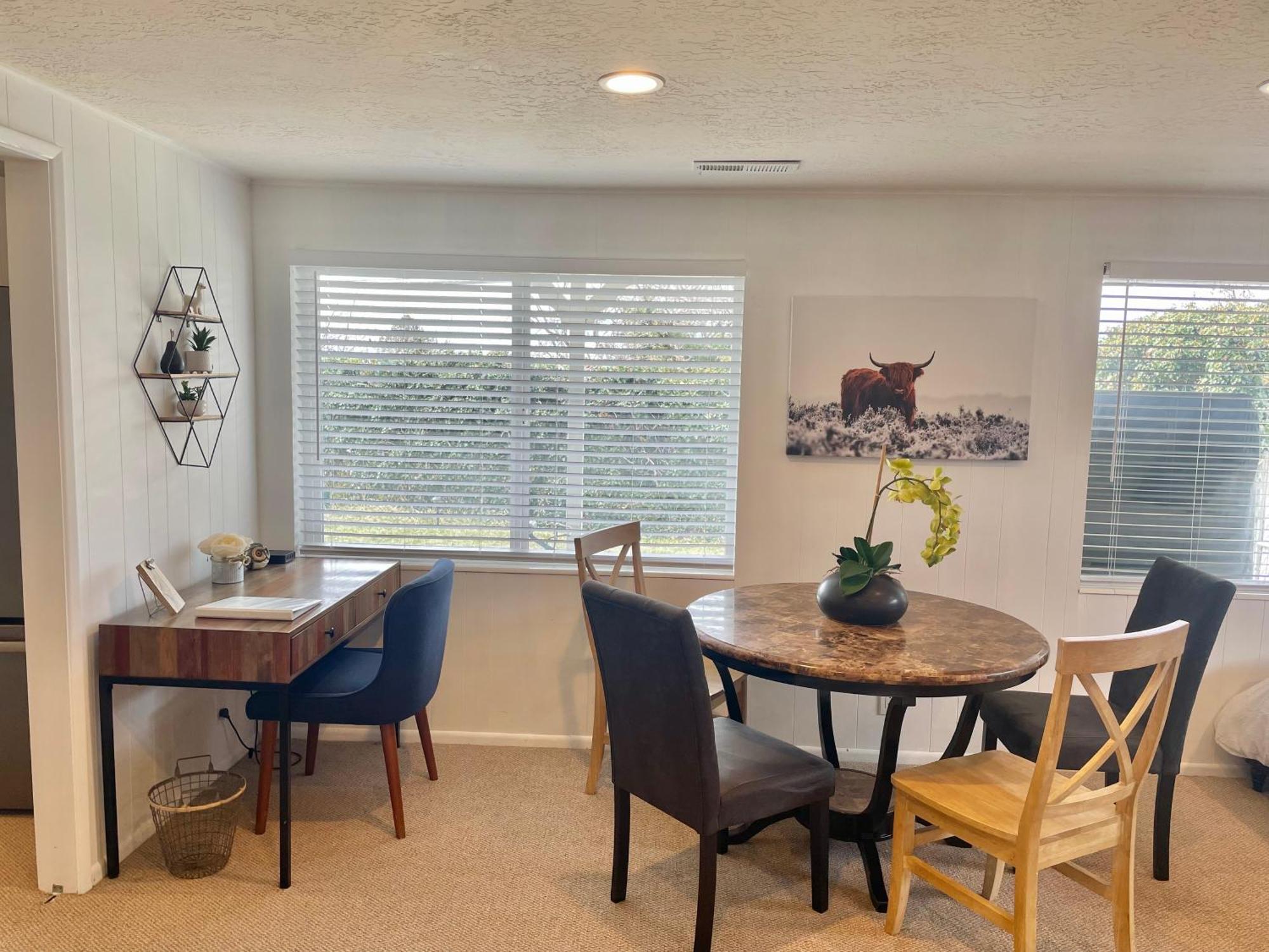 Light Views Getaway Close To Apartment